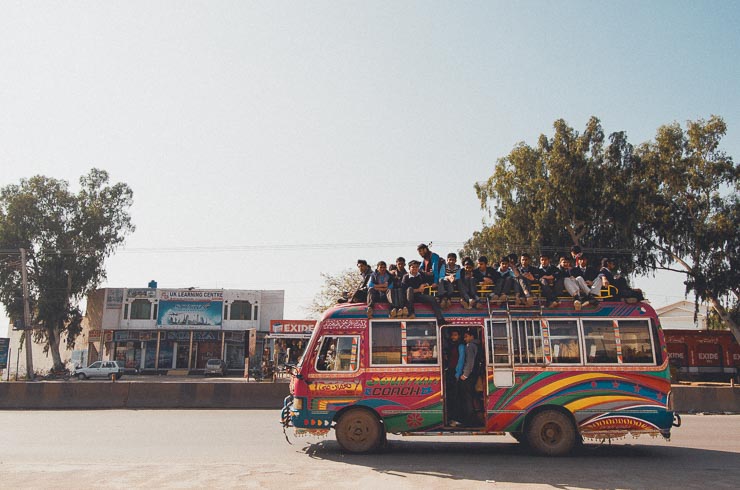 En bus spækket med skoleelever, kører forbi hospitalet.
