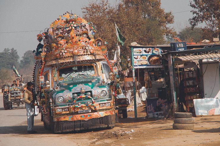 Hvis jeg skulle vise kun et billede fra pakistan, ville det være dette. Det er en bedford lastbil, lavet om til en ikonisk bus. Komforten er ikke-eksisterende og udsynet for chaufføren er minimal. Jeg fik en tur i 1990 og husker, at der var et større hul i gulvet, så man kunne se den roterende aksel og asfalten.