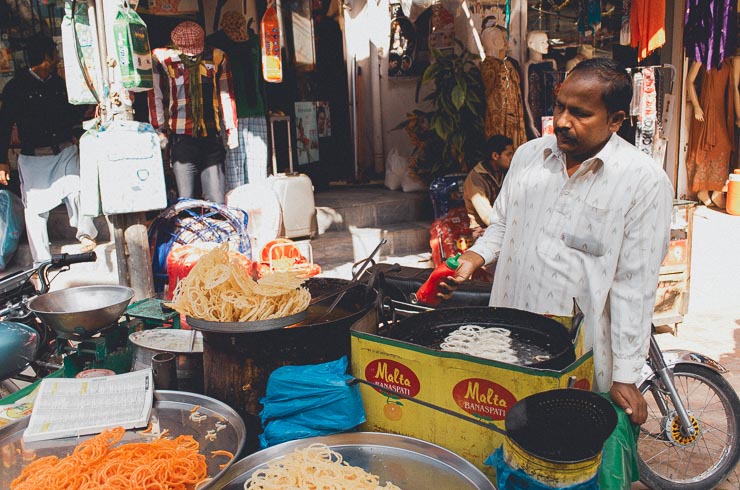 Han laver jalebi. Jeg aner ikke hvordan jeg skal forklare hvad det er. Friturestegt syrup? Det er sødt og smager hammer godt - i sær når det er friskt eller hvis man har det i en skål med mælk.