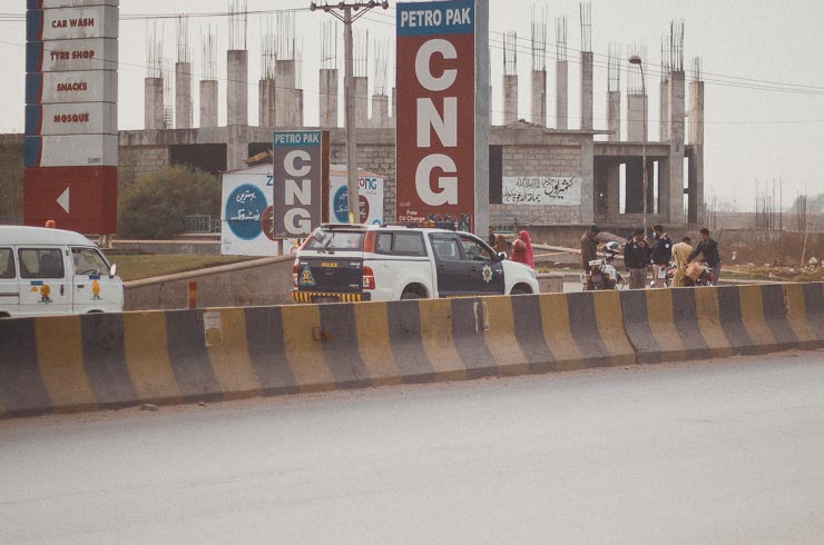 Der er desvære meget korruption i pakistan. Reageringen havde udliciteret bl. A. Færdelskontrol til private virksomheder, som er tilregnelige hvorimod det lokale politi altid kan bestikkes. Det ved alle. Hvis man er så uheldig at man får en bøde for noget, vil den blive opkrævet på stedet og hvis man ikke kan betale, er det en tur i spjældet.