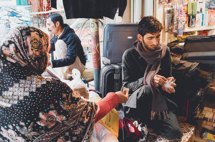 Jeg spottede ham her ved et tilfælde, da jeg gik rundt i bazaaren. Han plejde at komme forbi hospitalet med te. Her hjælper han til i sin fars butik. Han er pathan og stammer fra afghanistan.