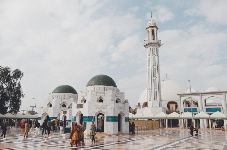 5. Feb: den første og eneste sight-seeing tur gik forbi khari sharif darbar, som ligger i den pakistanske del af kashmir, ca. 50km fra kharian. Det er et helligt tempel med gravsteder og for folk som søger visdom og spritualisme.