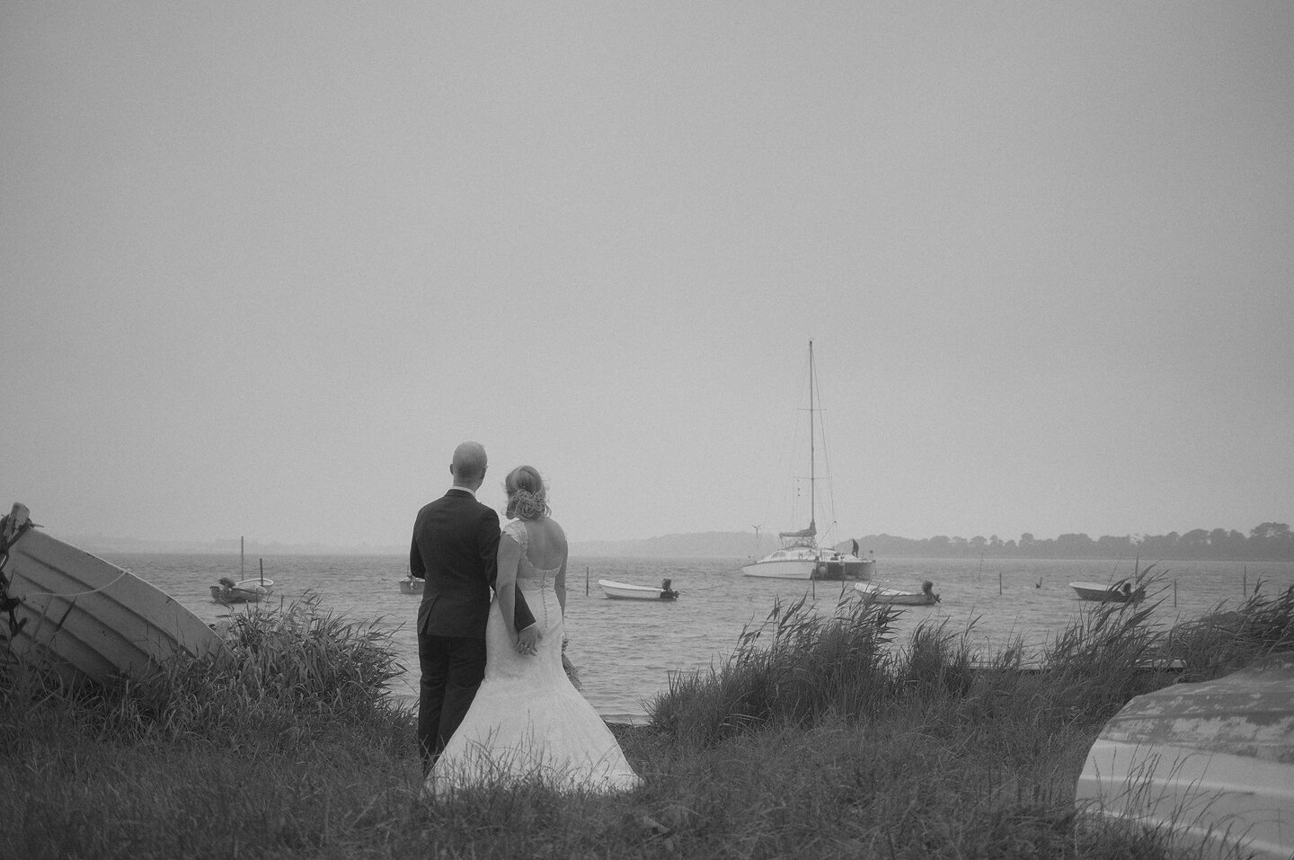 Nygift par kigger ud mod vand