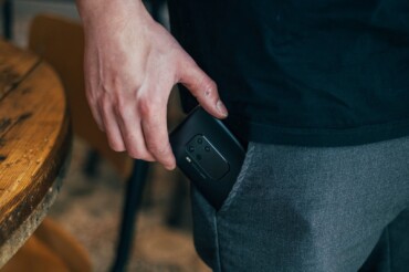 Telefon i lommen under bryllup