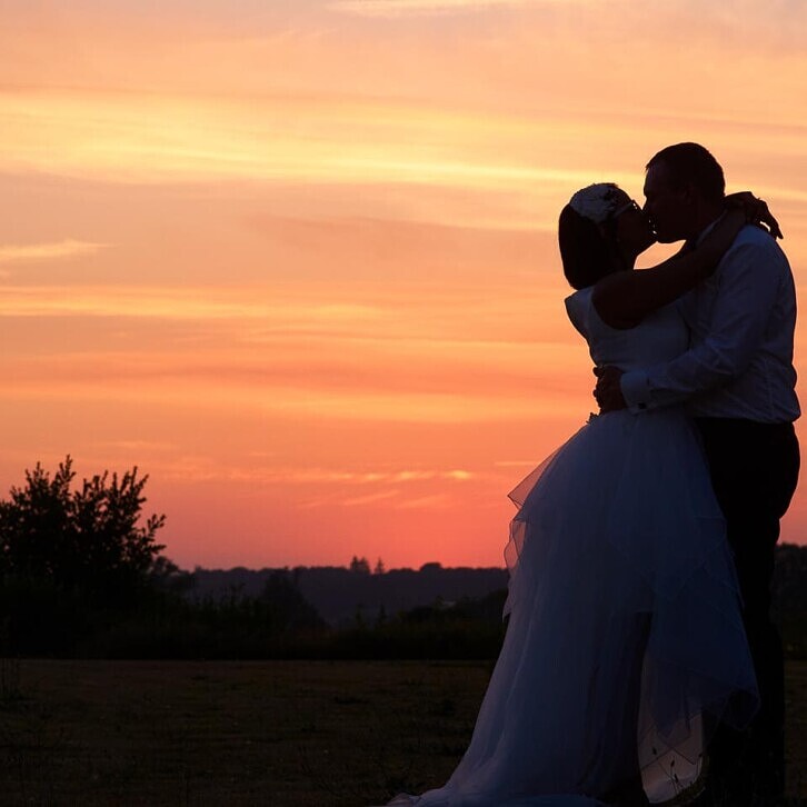 Bryllupsportræt under solnedgang