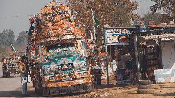 Hvis jeg skulle vise kun et billede fra pakistan, ville det være dette. Det er en bedford lastbil, lavet om til en ikonisk bus. Komforten er ikke-eksisterende og udsynet for chaufføren er minimal. Jeg fik en tur i 1990 og husker, at der var et større hul i gulvet, så man kunne se den roterende aksel og asfalten.