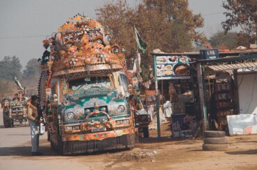 Hvis jeg skulle vise kun et billede fra Pakistan, ville det være dette. Det er en Bedford lastbil, lavet om til en ikonisk bus. Komforten er ikke-eksisterende og udsynet for chaufføren er minimal. Jeg fik en tur i 1990 og husker, at der var et større hul i gulvet, så man kunne se den roterende aksel og asfalten.