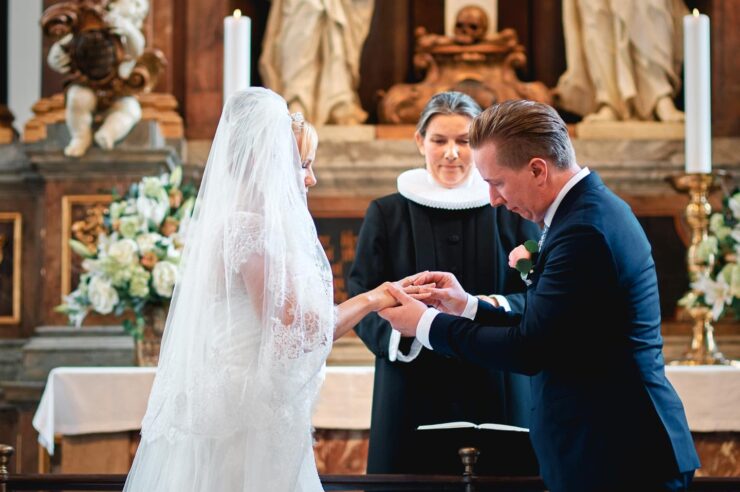 Brudepar udveksler vielsesringe