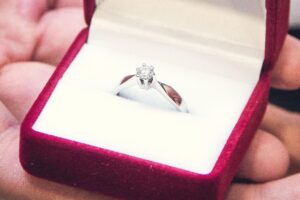 Forlovelsesring i æske