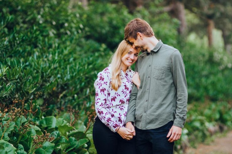 Brudepar under uforpligtende prøvefotografering