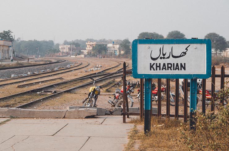 Kharian togstation, som er meget tæt ved vores hjem. Den benyttes dog ikke og sidst jeg så et tog standse her, var dengang jeg var 6 år gammel.