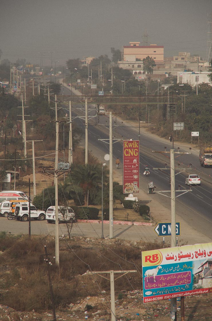 Vi bor op af Grand Trunk Road, som er en af sydasiens ældste og længste veje. Den er 2700km lang og strækker fra Kabul i Afghanistan, går tværs gennem Pakistan og Indien, og slutter i Chittagong i Bangladesh.