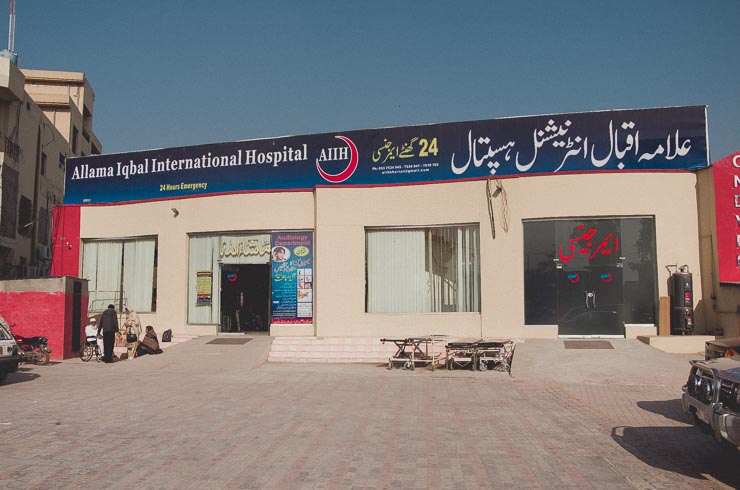 25. jan: Allama Iqbal Hospital, hvor min far var indlagt. Privathospitalet er opkaldt efter Pakistans største digter og filosof. Det var også dagen, hvor min far blev udskrevet. Det er bl.a. ham og min mor, til venstre på billedet.