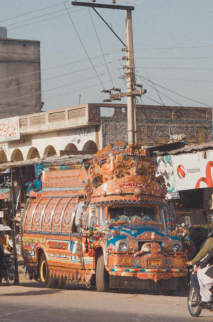 Hvis jeg skulle vise kun et billede fra Pakistan, ville det være dette. Det er en Bedford lastbil, lavet om til en ikonisk bus. Komforten er ikke-eksisterende og udsynet for chaufføren er minimal. Jeg fik en tur i 1990 og husker, at der var et større hul i gulvet, så man kunne se den roterende aksel og asfalten. Men flot - det er den absolut.