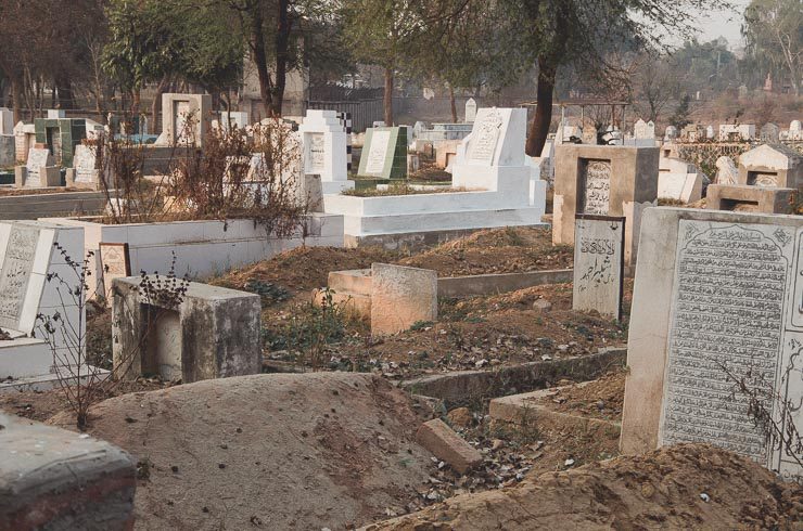 Gravplads nær vores hjem. Den kan ikke rumme flere, men folk bliver ved med at begrave her, på bekostning af tidligere gravpladser.