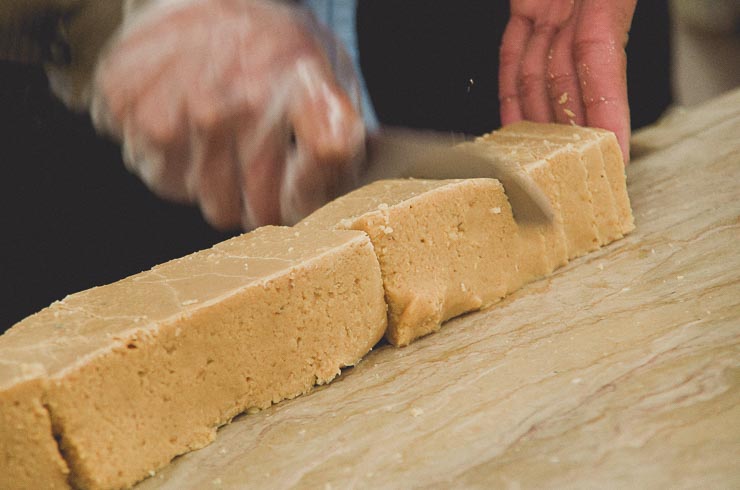 Barfi, som er et sødt majeriprodukt og smager utroligt godt. Takket være min tur i Pakistan, kan jeg ikke længere lide barfi som laves i Danmark. En af hovedingredienserne er indkogt mælk - men da mælken i Danmark i forvejen er behandlet, bliver smagen helt anderledes.
