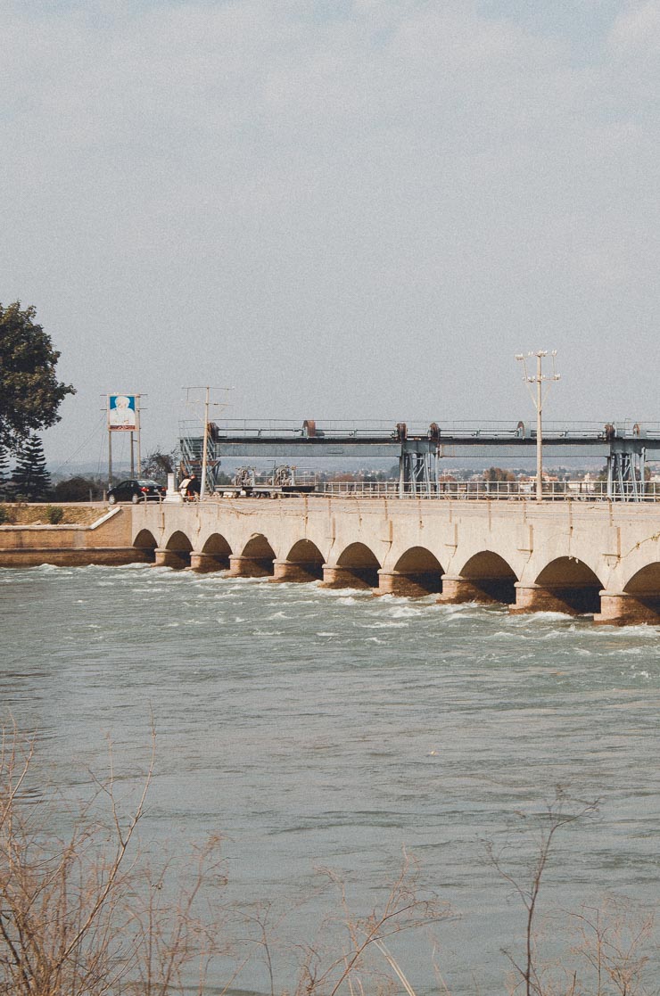 Der er flere dæmninger langs Jehlum River. Vi skal over denne for, at kunne komme til min mors landsby.