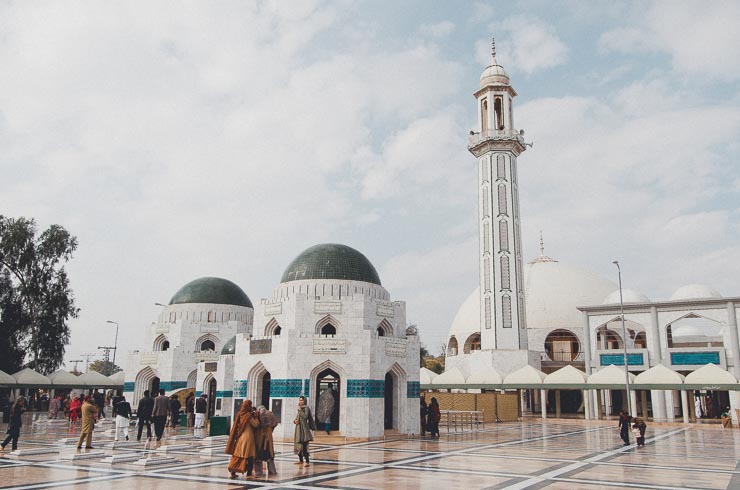 5. feb: Den første og eneste sight-seeing tur gik forbi Khari Sharif Darbar, som ligger i den pakistanske del af Kashmir, ca. 50km fra Kharian. Det er et helligt tempel med gravsteder og for folk som søger visdom og spritualisme.