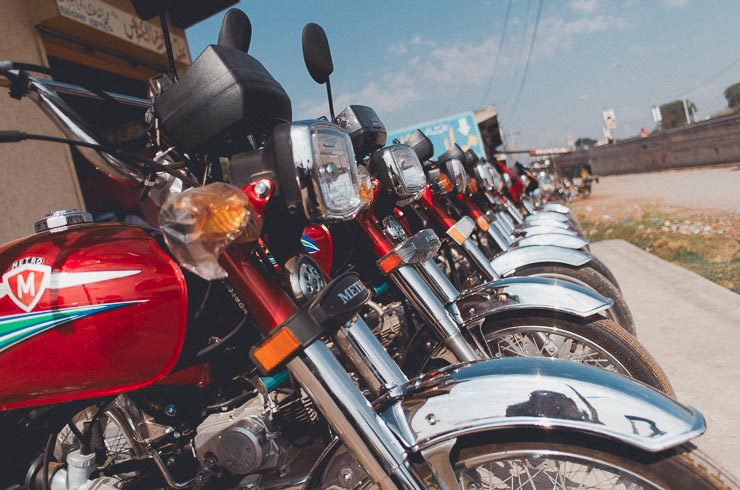 Motorcykler er enormt populære. Man kan komme frem gennem smalle gyder og de er også rigtigt gode på ujævnt terræn, som der er meget af.