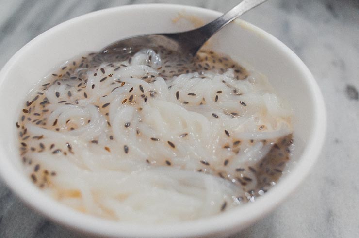 10. feb: I en måneds tid var jeg forsigtig, men nogle dage før jeg skulle tilbage til Danmark blev jeg overmodig, og fik mig en falooda. Den består af vand, spagetti/nudler, tigerfrø og noget majeriprodukt - lad os kalde det is. Det gav mig verdens dårligste mave i flere dage og jeg havde den mest forfærdelige hjemrejse. Tak for kaffe, Pakistan!