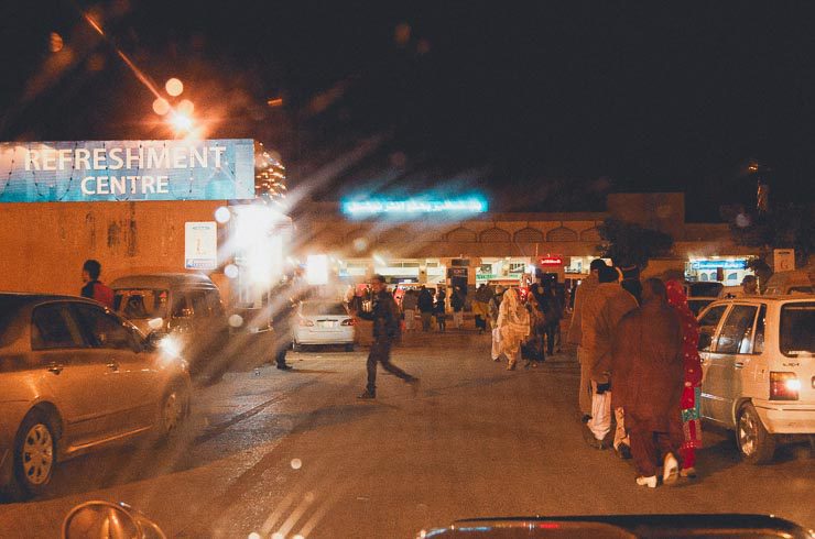 13. feb: Islamabad lufthavn. Indenfor blev min bagage tjekket 3 gange. Det er normalt og ren chikane som gøres for, at man skal give kontrollørene penge under bordet. Det gad jeg ikke.