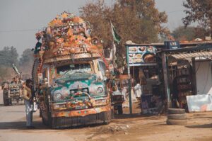 Hvis jeg skulle vise kun et billede fra Pakistan, ville det være dette. Det er en Bedford lastbil, lavet om til en ikonisk bus. Komforten er ikke-eksisterende og udsynet for chaufføren er minimal. Jeg fik en tur i 1990 og husker, at der var et større hul i gulvet, så man kunne se den roterende aksel og asfalten.