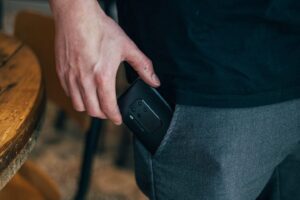 Telefon i lommen under bryllup