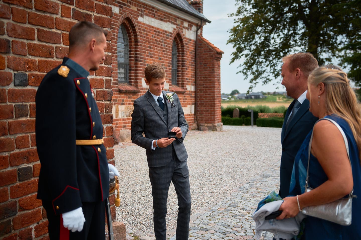 Vent med at gå ind i kirken 2