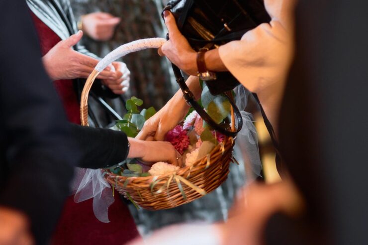 Ris deles ud til bryllupsgæsterne