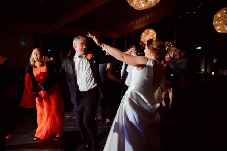 Brud danser med sin far under bryllupsfesten
