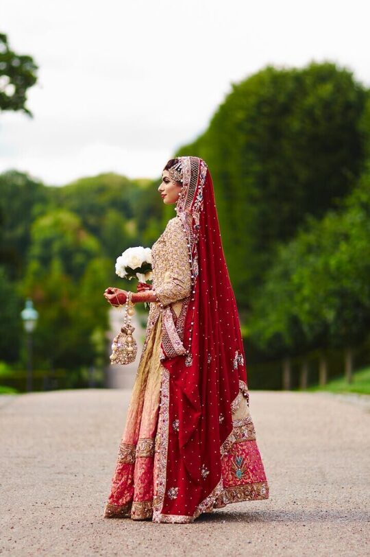 Bryllupsbillede af pakistansk brud i grønne omgivelser, ved Frederiksborg Slot