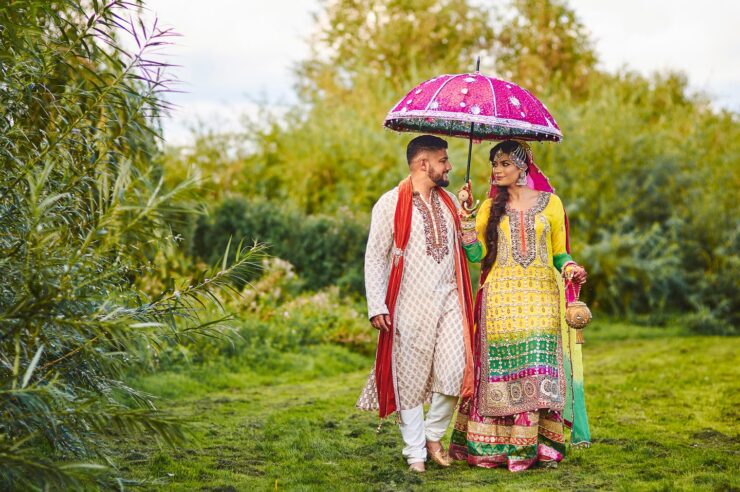 Bryllupsfotograf pakistansk: Bryllupsbillede af pakistansk par, i grønne omgivelser