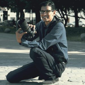 Fotograf Zafar Iqbal midt i bryllupsfotografering i København