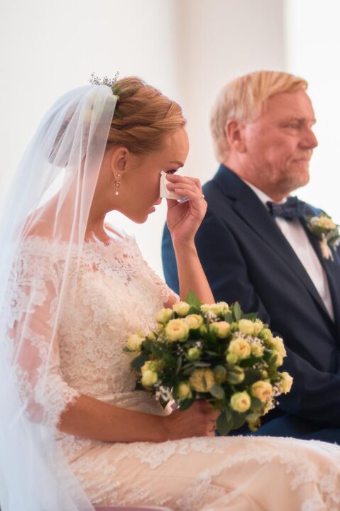 Bruden fælder en lille tåre under vielsen