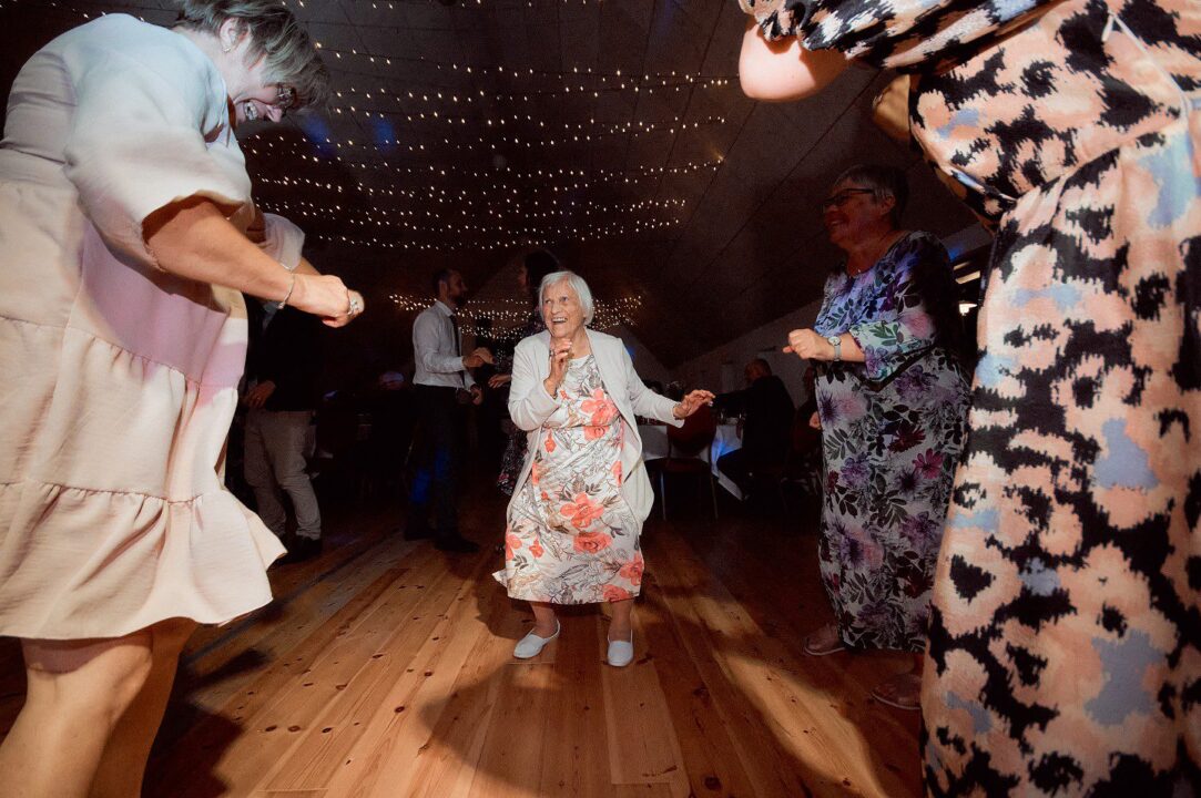 Bryllupsfotograf pakker: Bedstemor på dansegulvet under bryllupsfest