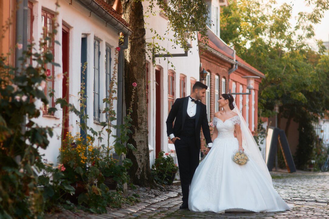 Bryllupsfotograf Etnisk: Bryllupsportræt med etnisk brudepar
