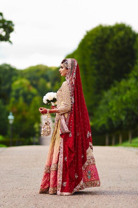 Bryllupsfotograf pakistansk: Bryllupsbillede af pakistansk brud i grønne omgivelser, ved Frederiksborg Slot