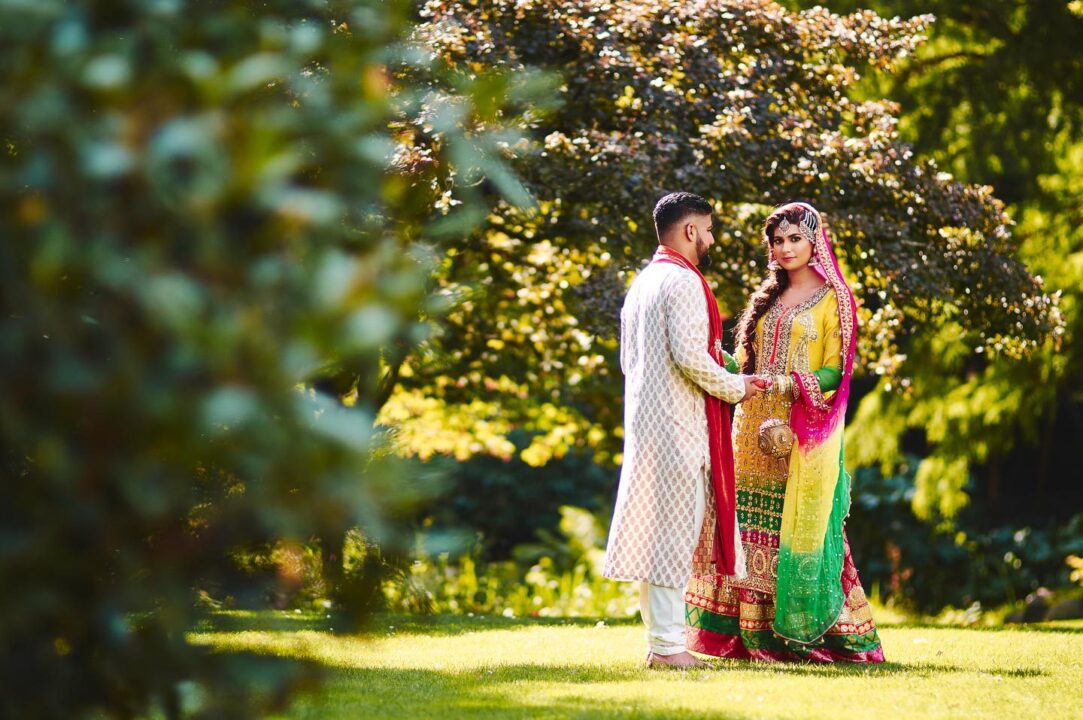 Bryllupsfotograf pakistansk: Bryllupsbillede af pakistansk par, i grønne omgivelser