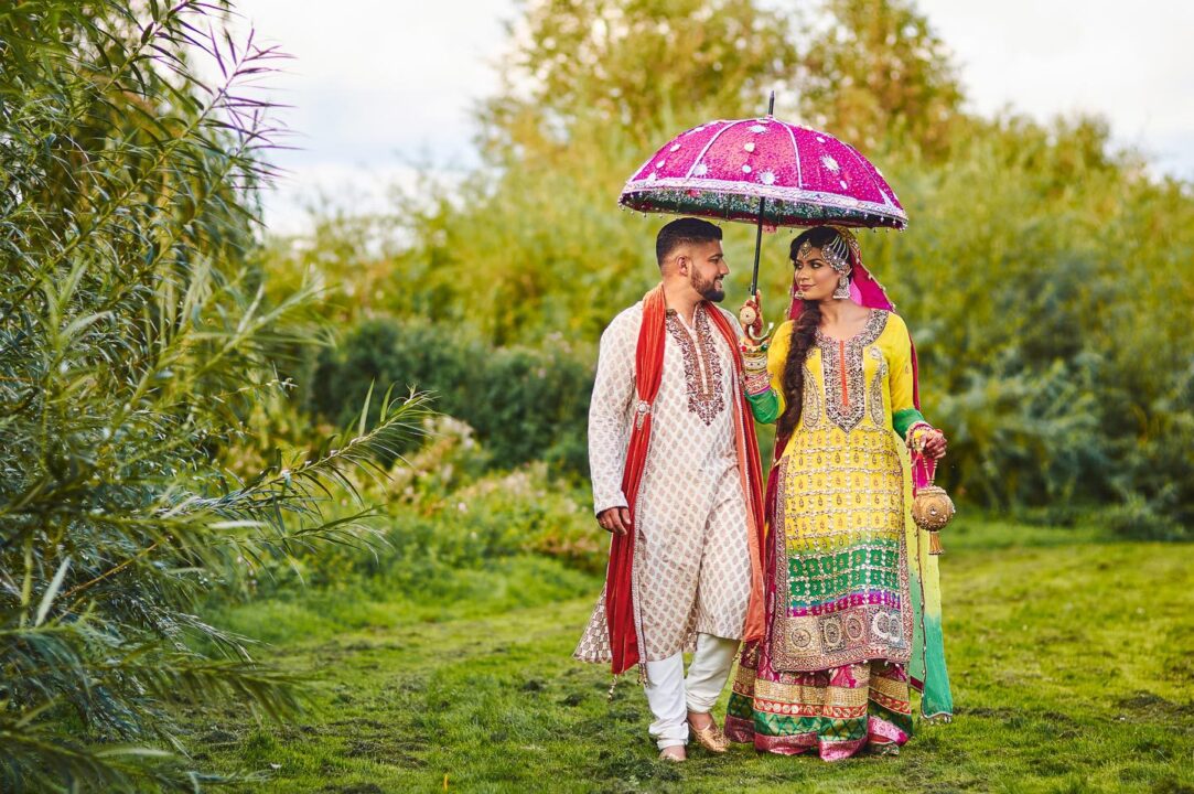 Bryllupsfotograf pakistansk: Bryllupsbillede af pakistansk par, i grønne omgivelser