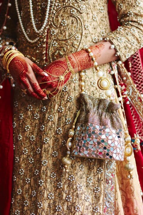 Bryllupsfotograf København: Nærbillede af pakistansk brudekjole og smykker