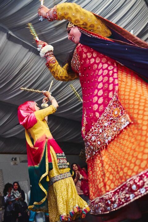 Optræden med dans under pakistansk mehndi