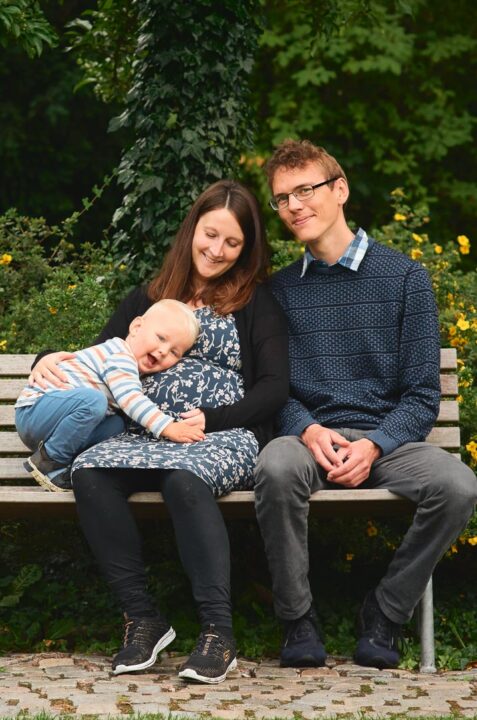 Familieportræt i grønne omgivelser