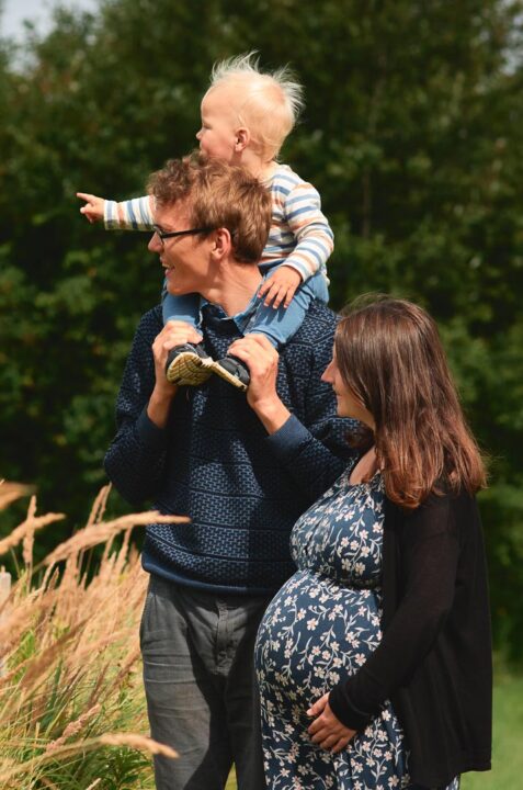 Familieportræt i grønne omgivelser