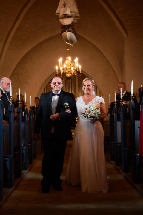 Bryllupsfotograf Sjælland - vielse i Smørum Kirke